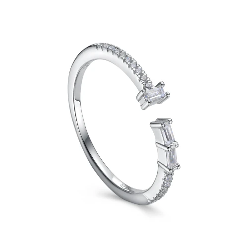 Кольцо из серебра 925 пробы с фианитами