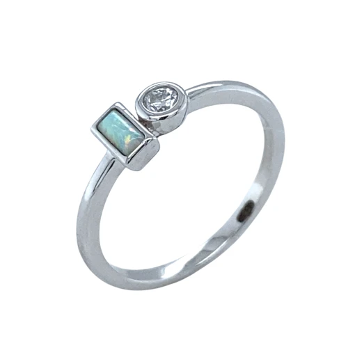 Кольцо из серебра 925 пробы с искусственным опалом и фианитами