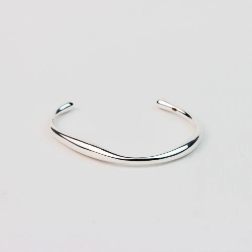 Жесткий браслет из серебра 925 пробы