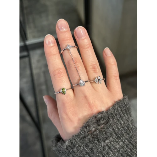 Кольцо из серебра 925 пробы с хризолитами